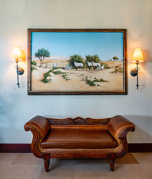阿玛哈豪华精选沙漠水疗度假酒店中央大厅里榻迷沙发上的油画,长角羚羊