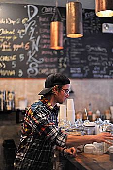 咖啡师,戴着,棒球帽,站立,台案,咖啡馆