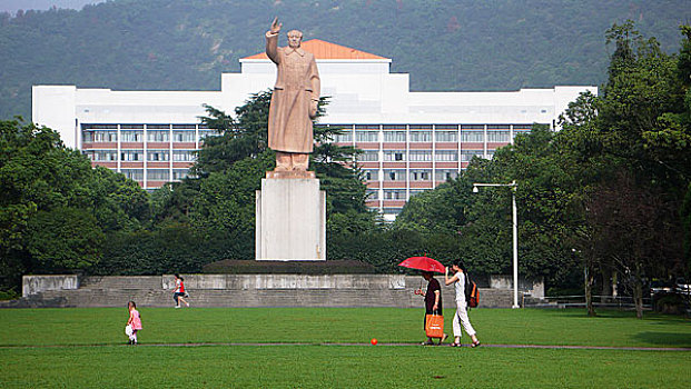 浙江大学校园内的雕塑