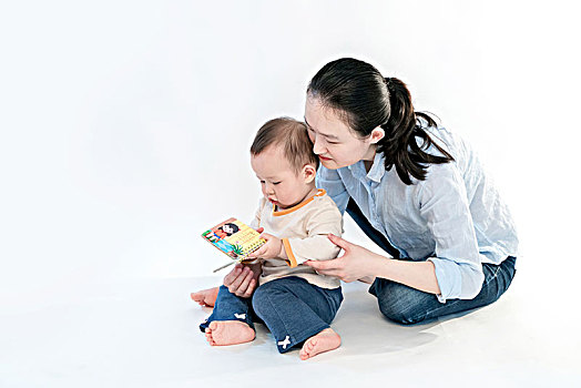 妈妈和宝宝在看书