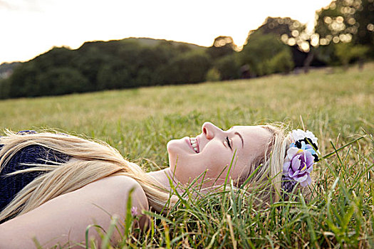女人,花,头发,躺着,草,微笑