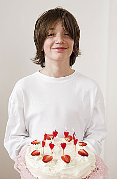 青少年,男孩,愉悦,馅饼,微笑,礼物,蜡烛,人,高兴,自豪,拿着,给,惊讶,生日蛋糕,自制