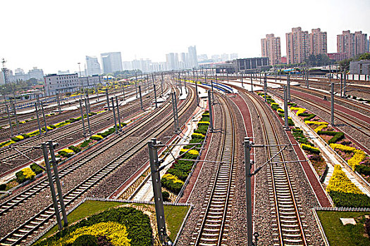 北京南站整齐而密集的铁路线路和输电线
