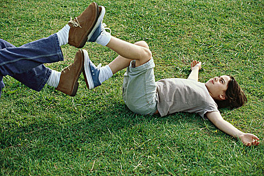 男孩,躺,草丛,玩,父亲