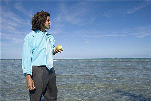 中年,男人,拿着,青苹果,海滩