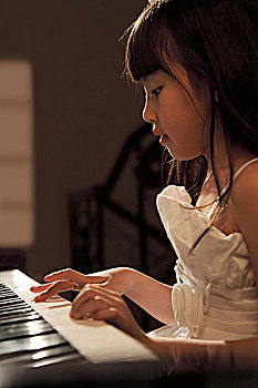 侧面,年轻,女孩,玩,钢琴