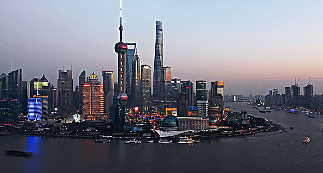 上海陆家嘴新貌,上海中心大厦已巍然耸立