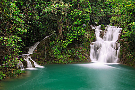 贵州省黔南布依族苗族自治州荔波县小七孔景区自然风光,森林里的瀑布与碧绿色的湖面