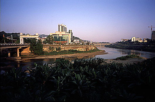 中国云南省河口县对岸的越南建筑