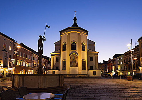 喷泉,教堂,城镇广场,齐姆高,上巴伐利亚,巴伐利亚,德国,欧洲