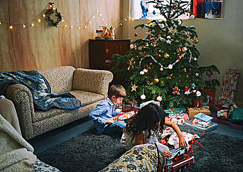 姐妹,兄弟,玩,打开,圣诞礼物,起居室,地面