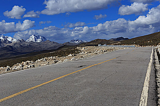 高原雪山与公路