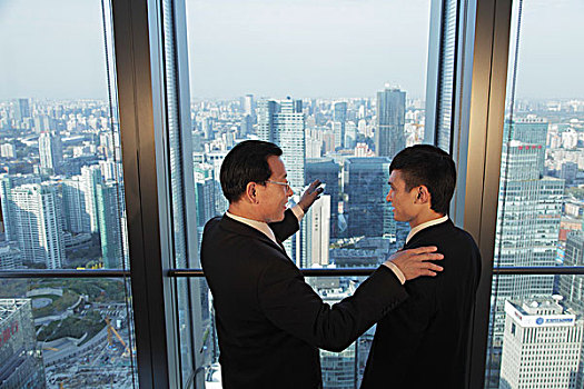 两个,男人,交谈,正面,窗户,风景,城市,北京