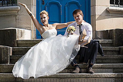 年轻,新婚夫妇,坐,楼梯,姿势,高兴,瑞士,欧洲