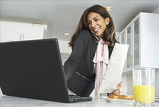 职业女性,在家,使用笔记本,电脑,交谈,手机