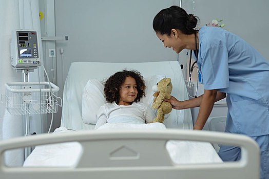 女医生,给,泰迪熊,孩子,病人,病房