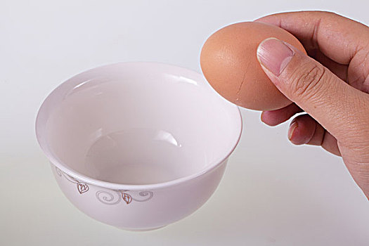 一只手往碗里打鸡蛋