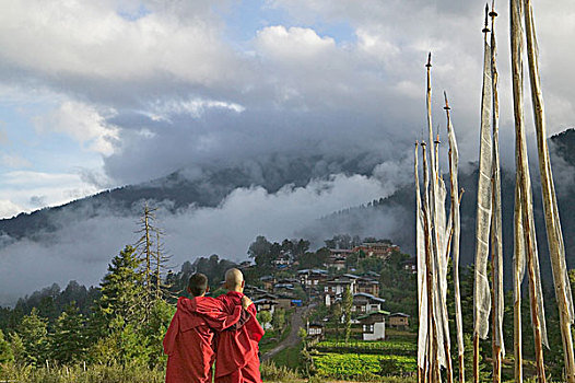 不丹,乡村,两个,僧侣,祈祷,旗帜