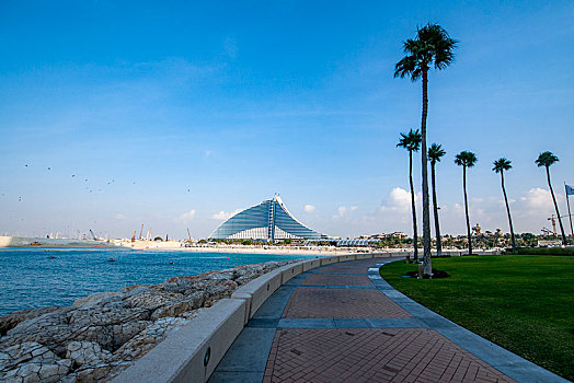 阿联酋迪拜朱美拉海滩阿拉伯塔,帆船,酒店海岸大道眺望朱美拉海滩酒店
