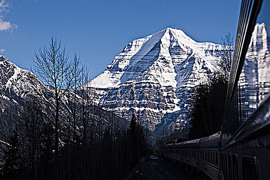 客运列车,正面,罗布森山,顶峰,加拿大,落基山脉,罗布森山省立公园,不列颠哥伦比亚省