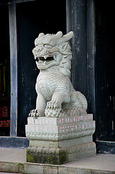 潼南大佛寺旁的观音殿门前的镇守兽---石狮