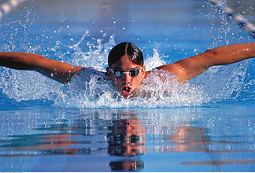 游泳的图片男人 唯美图片