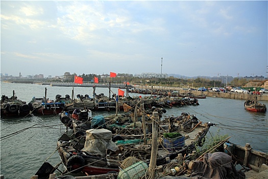 山东省日照市,渔码头海鲜市场人来人往,市民趁周末到渔港淘鲜