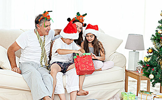 家庭,圣诞节,看,礼物,在家