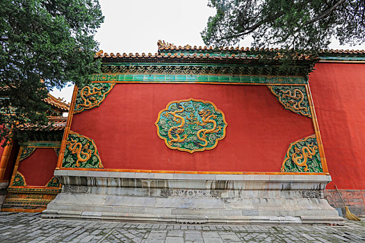 北京故宫太极殿前云龙纹琉璃影壁