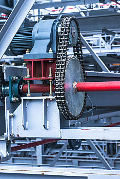 现代工业机械齿轮与链条特写