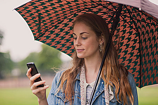 美女,伞,发短信,智能手机,公园