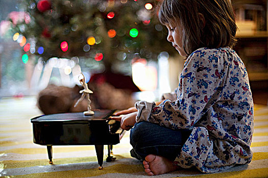 女孩,坐,客厅,地面,演奏,玩具,钢琴,音乐盒,圣诞节