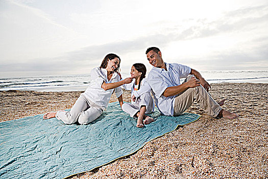 西班牙裔,家庭,小女孩,海滩,毯子