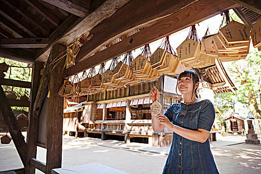 美女,穿,蓝色,衣服,看,木质,占卜,铭牌,日本神道,神祠,福冈,日本