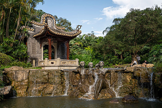 夏天广州天河公园绿树成荫亭台楼阁,湖水流淌在美女石雕上