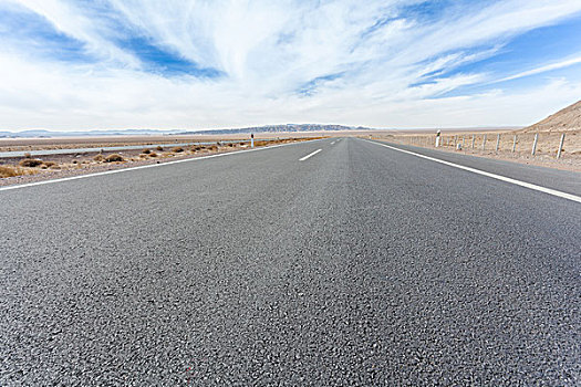 中国西部荒野道路