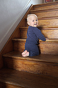 女婴,跪着,木质,楼梯