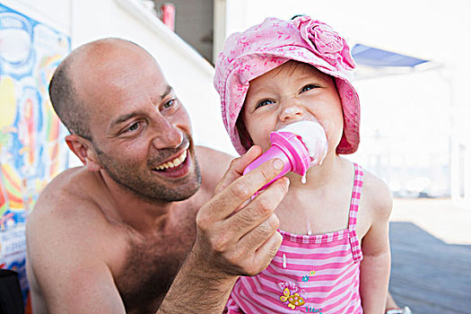 父亲,喂食,幼儿,女儿,冰淇淋蛋卷,海滩