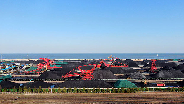 山东省日照市,航拍港口煤炭堆场,10多台堆取料机繁忙作业保电煤供应