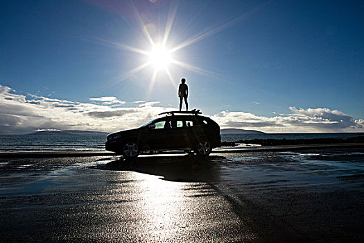 男孩,站立,冲浪板,上面,汽车,向外看,海洋
