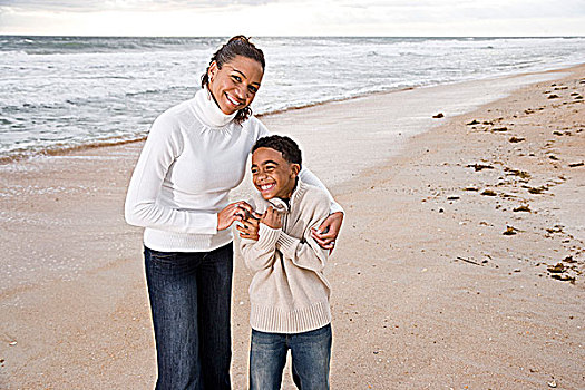 美国黑人,母亲,儿子,海滩