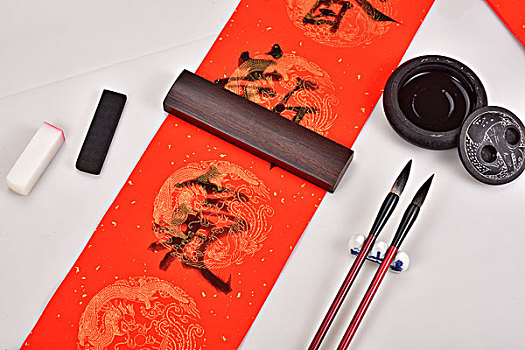 中國(guó)春節(jié)寫春聯(lián)
