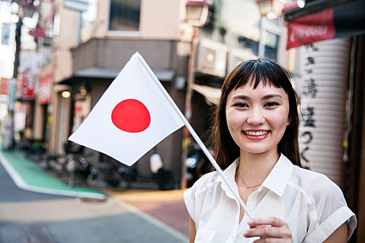 微笑,日本人,女人,长,棕发,穿,白色,短袖,衬衫,站立,街道,拿着,小,旗帜