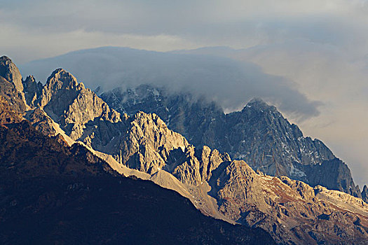 云南丽江玉龙雪山,清晨山峰