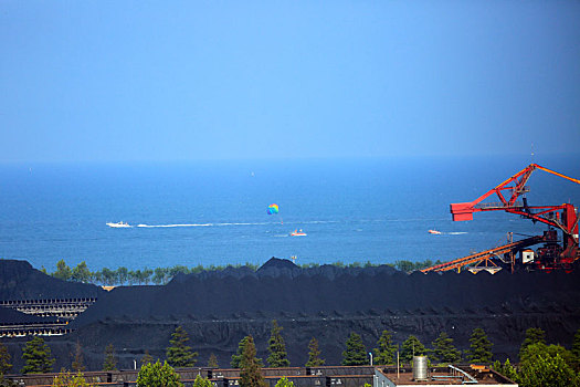 山东省日照市,蓝天下的港口运输生产繁忙有序