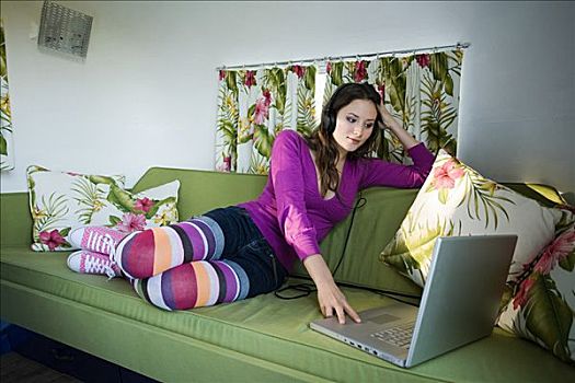 女青年,音乐,笔记本电脑