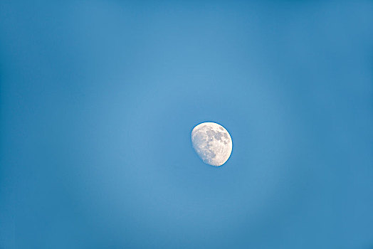 蓝天下的月亮
