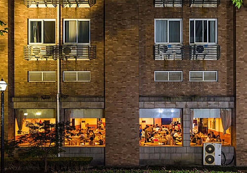 学校食堂夜景