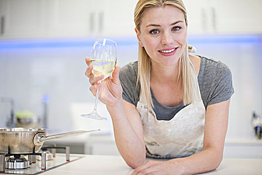年轻,女人,头像,杯子,白葡萄酒,厨房