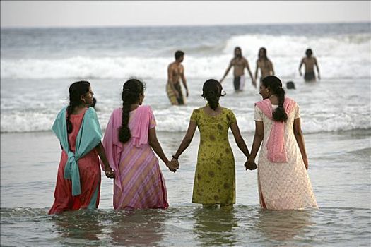 印度,喀拉拉,特里凡得琅,灯塔,海滩,科瓦拉姆,年轻,女式,纱丽服,走,水